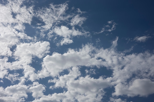 Фон из облаков. яркое голубое небо фоновой текстуры с пушистыми облаками