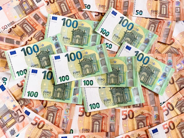 Foto sfondamento delle banconote in euro banconote in euros moneta in euro moneta dell'europa