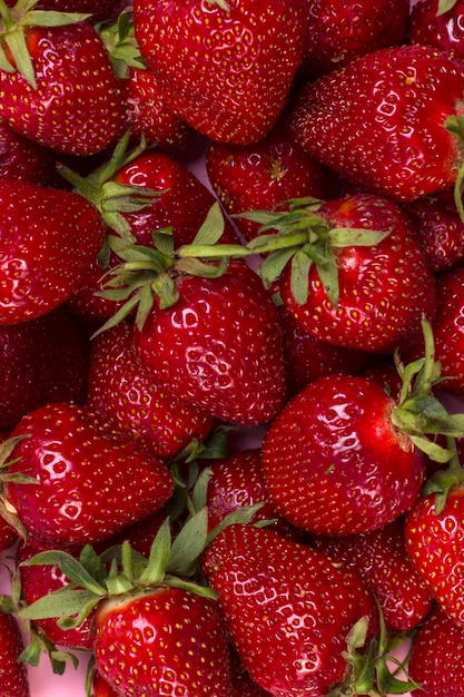 잘 익은 달콤한 딸기에서 배경입니다. 과일 여름 배경입니다.