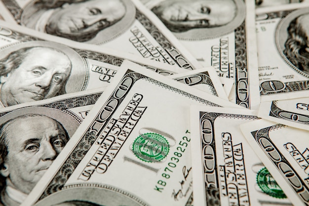 Фон из разбросанных доллар банкноты как абстрактные бесшовные. тонированное изображение
