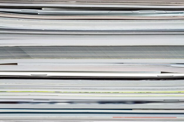 積み重ねられた雑誌、パンフレット、ノートブック、カタログからの背景