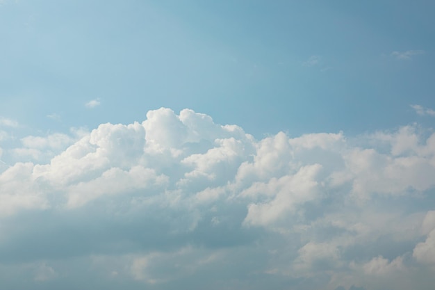 Foto sfondo da nuvole bianche e soffici nel cielo blu