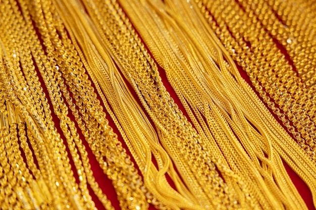 Sfondo di collana d'oro in uno scaffale di un negozio