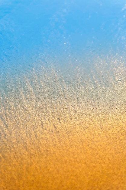 금빛 모래와 푸른 물결의 배경
