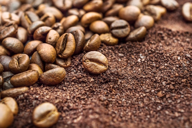 粉されたコーヒーとコーヒー豆の背景