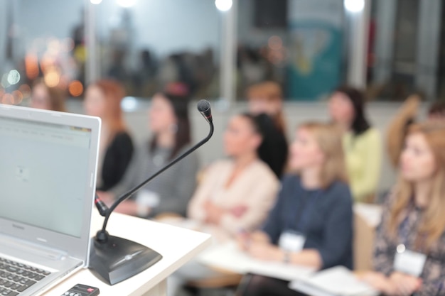 Foto immagine di sfondo del pubblico seduto nella sala conferenze