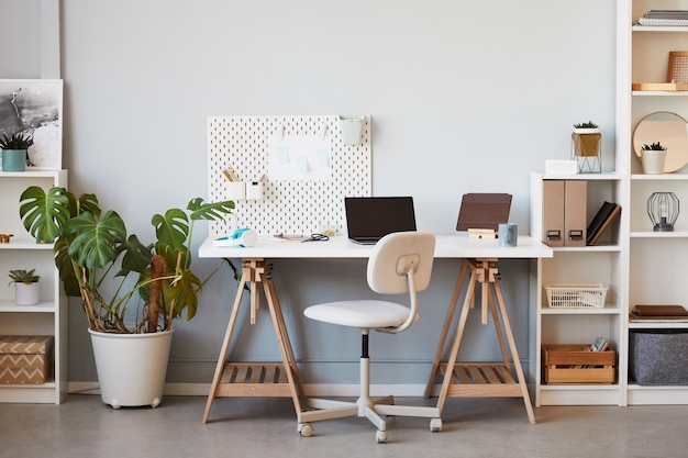 Фоновое изображение уютного домашнего офиса на рабочем месте в белом, украшенном растениями, копией пространства