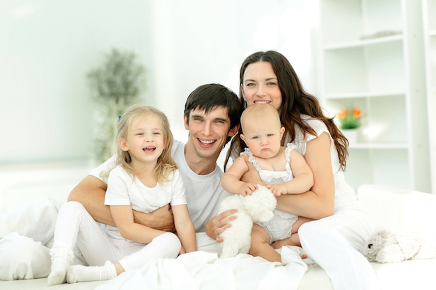 Фоновое изображение счастливой молодой family.photo с копией пространства.