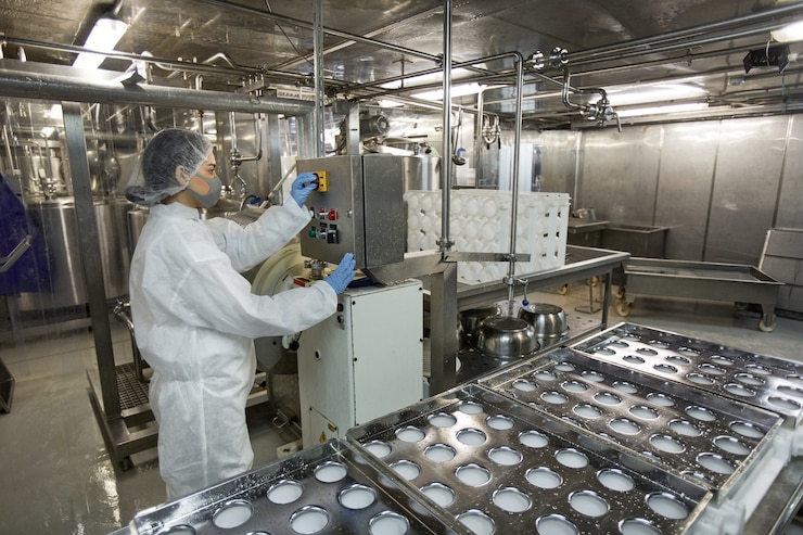 Photo 認識できない女性労働者の操作機械ユニット、コピースペースを備えたクリーン食品製造工場の工業用コンベヤーベルトの背景画像