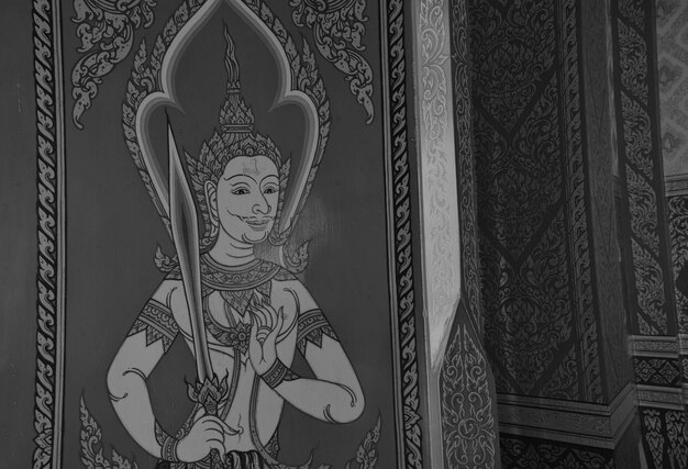 배경 사진은 2023년 6월 2일 태국 수린에서 찍은 흑백 벽화입니다.
