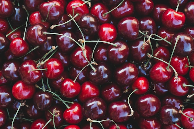 Foto immagine di sfondo di ciliegie dolci mature rosse sdraiate vista dall'alto laici piatta spazio di copia