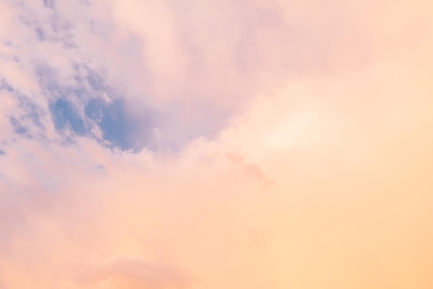 Фото Фоновое изображение голубого яркого неба с пастельно-розовыми и белыми облаками красивый рисунок неба в ясный день