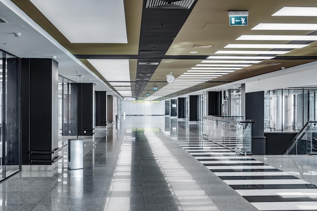 Фон внутри современного административного здания или аэропорта в помещении большого коридора Внутренний проход в офисе
