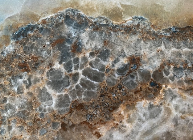 背景は青灰色と茶色の色合いの大理石で作られています大理石の質感