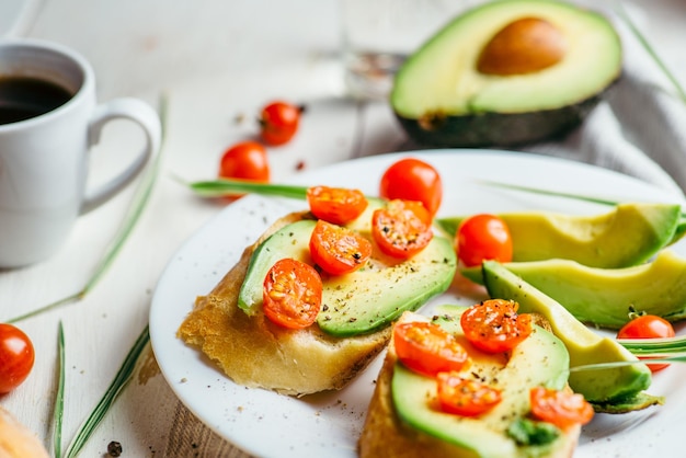 Foto lo sfondo di un tavolo luminoso con panini con avocado