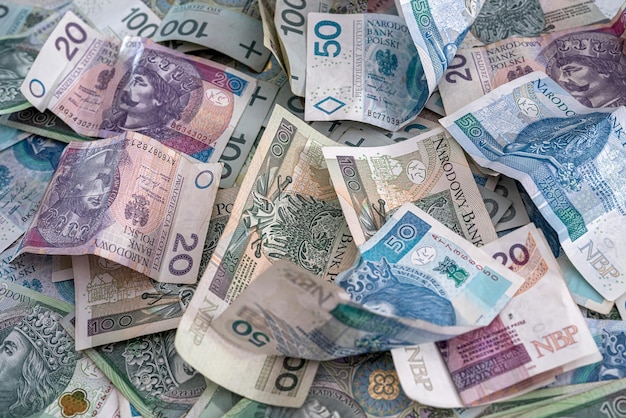 Фон из разных денег польши 10 20 50 100 злотых банкнота, финансовая концепция