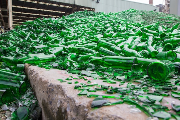 Sfondo molti riciclano pezzi di vetro rotto in verde