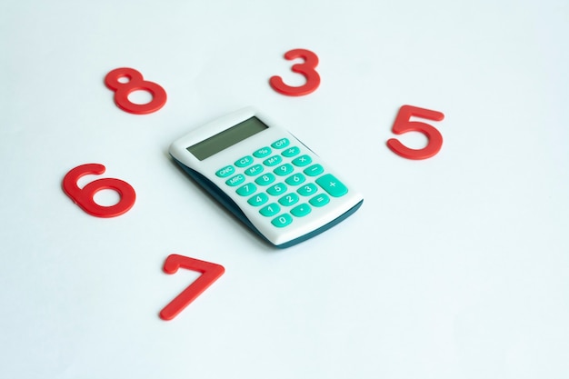 Фоновый математический калькулятор и красные числа на белом фоне