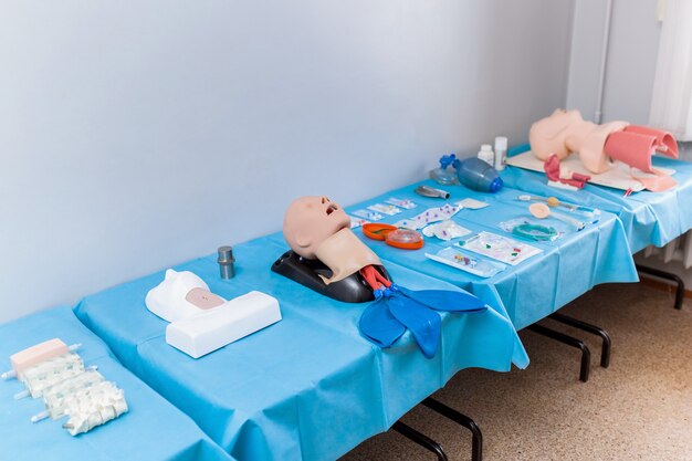 Foto manichini medici di sfondo, testa per la tracheotomia pratica. museo in università