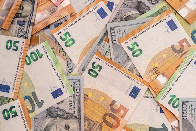 Sullo sfondo delle valute più importanti del mondo il confronto tra il dollaro e l'euro