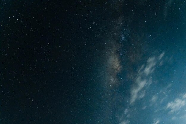 Foto sfondo del cielo notturno con molte stelle