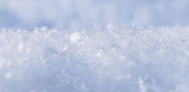 写真 青みがかった新雪の自然な冬の背景の雪のテクスチャの背景