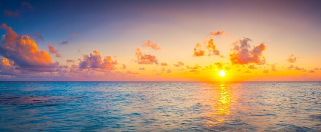 写真 夕日と日の出とスカイラインの背景