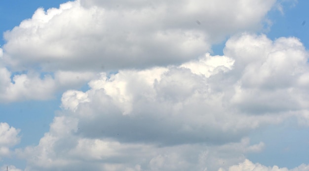 雲の青い空の背景写真