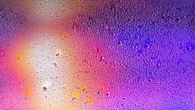 背景の雨の滴が近づいている