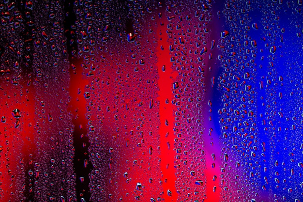 背景の雨の滴が近づいている