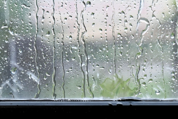 窓ガラス上の背景雨滴新鮮な