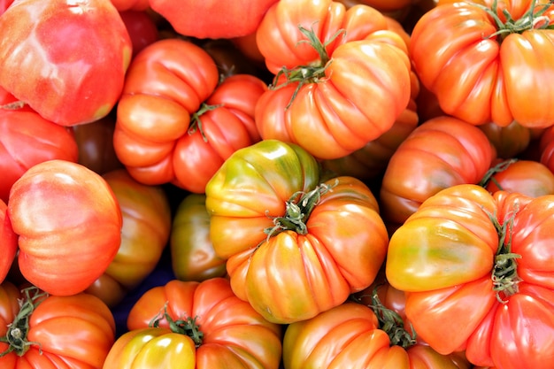 Photo background of ripe tomatoes at local market in southern spain