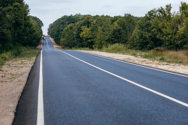 日光のある道路の背景