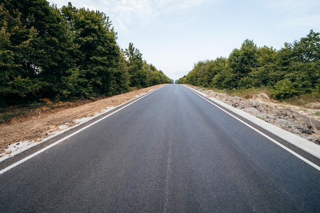 日光のある道路の背景