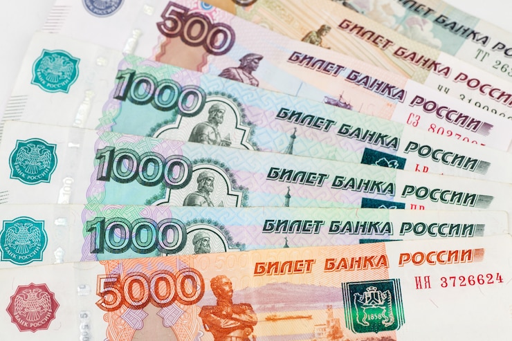 Фотография фон российских банкнот. купюры разных конфессий.