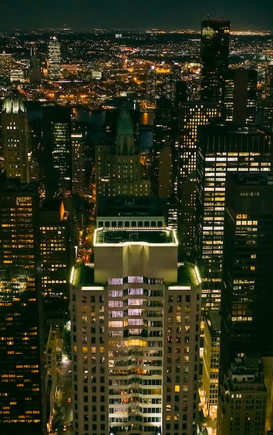 ニューヨーク市マンハッタンの夜に照らされた高層ビルの窓の背景