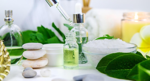 Sfondo spa cosmetici e oli ed erbe messa a fuoco selettiva