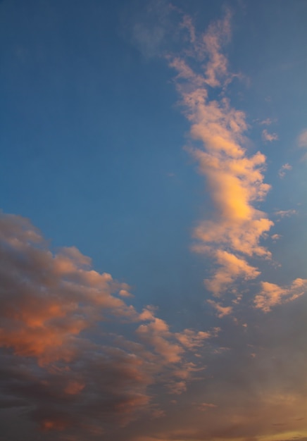 白の様々な雲と背景夏の青い空