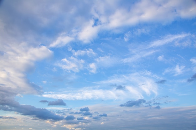 白の様々な雲と背景夏の青い空