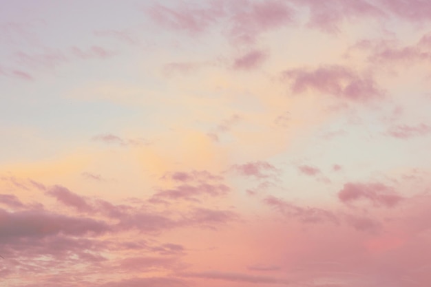 Фон восхода неба с нежными цветами мягких облаков.