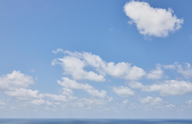 Фонная текстура голубого неба с кумулюсными облаками