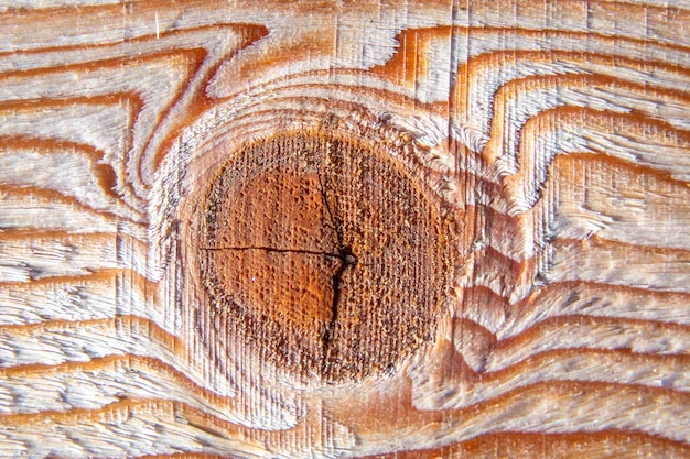 Фото Фоновая текстура. поверхность обрезной доски с узлом на срезе. текстура дерева.