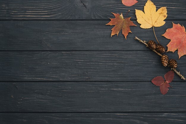 Photo background texture with old wooden table and yellow autumnal leaves. top view