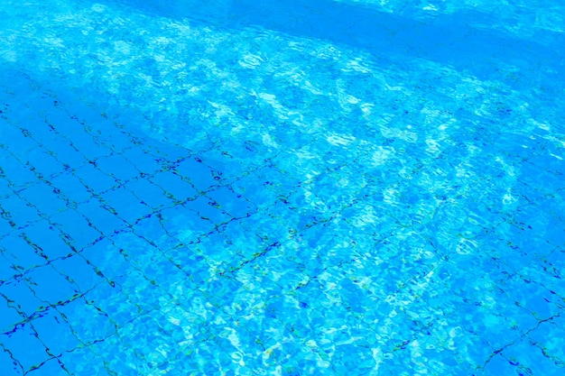 スイミングプールのターコイズブルーの水の背景
