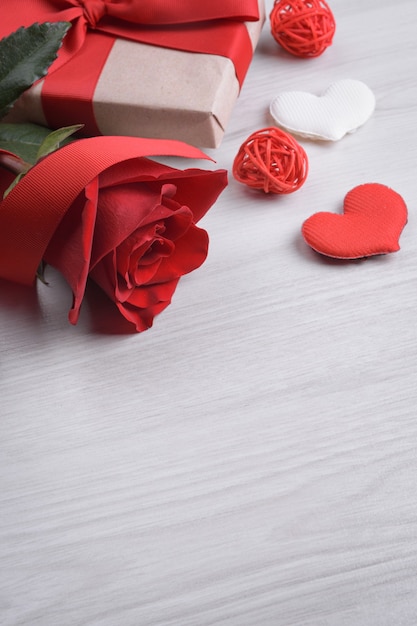 발렌타인 데이 인사말 카드에 대 한 배경입니다. 발렌타인 데이 개념입니다. 빨간 선물 리본, 선물, 나무 바탕에 하트.