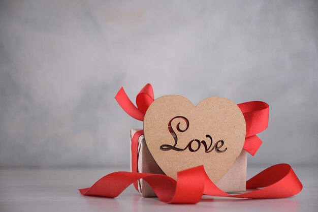 バレンタインデーのグリーティングカードの背景。バレンタインデーのコンセプト。碑文の愛と木製の心。