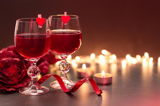 Foto sfondo per il giorno di san valentino con bicchieri di vino su uno sfondo sfocato