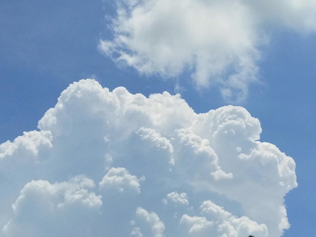 Photo background view of blue sky and white clouds