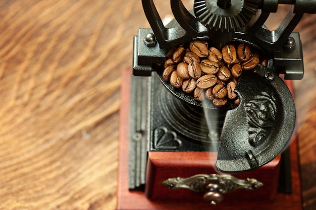 写真 背景ビンテージコーヒーミルとコーヒー穀物