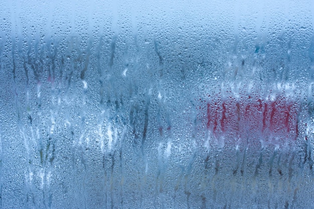 写真 背景の水がガラスの濡れた窓ガラスに水しぶきと水滴とライムのテクスチャ秋の背景ガラスの凝縮